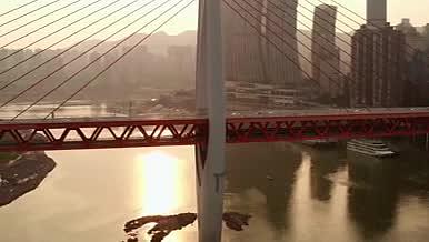 4k航拍重庆千厮门大桥轻轨车流交通视频的预览图